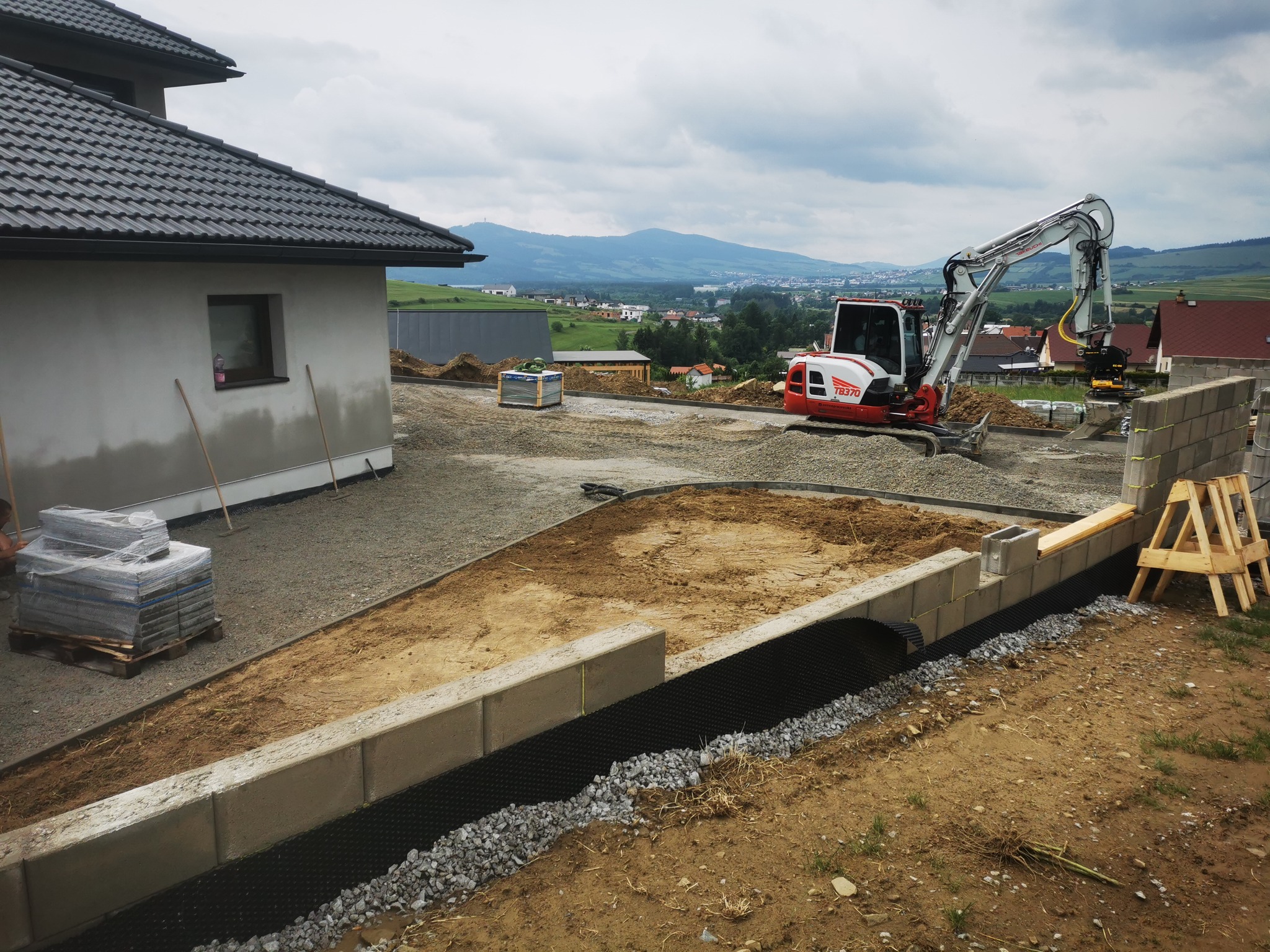 Oplotenie a zámková dlažba