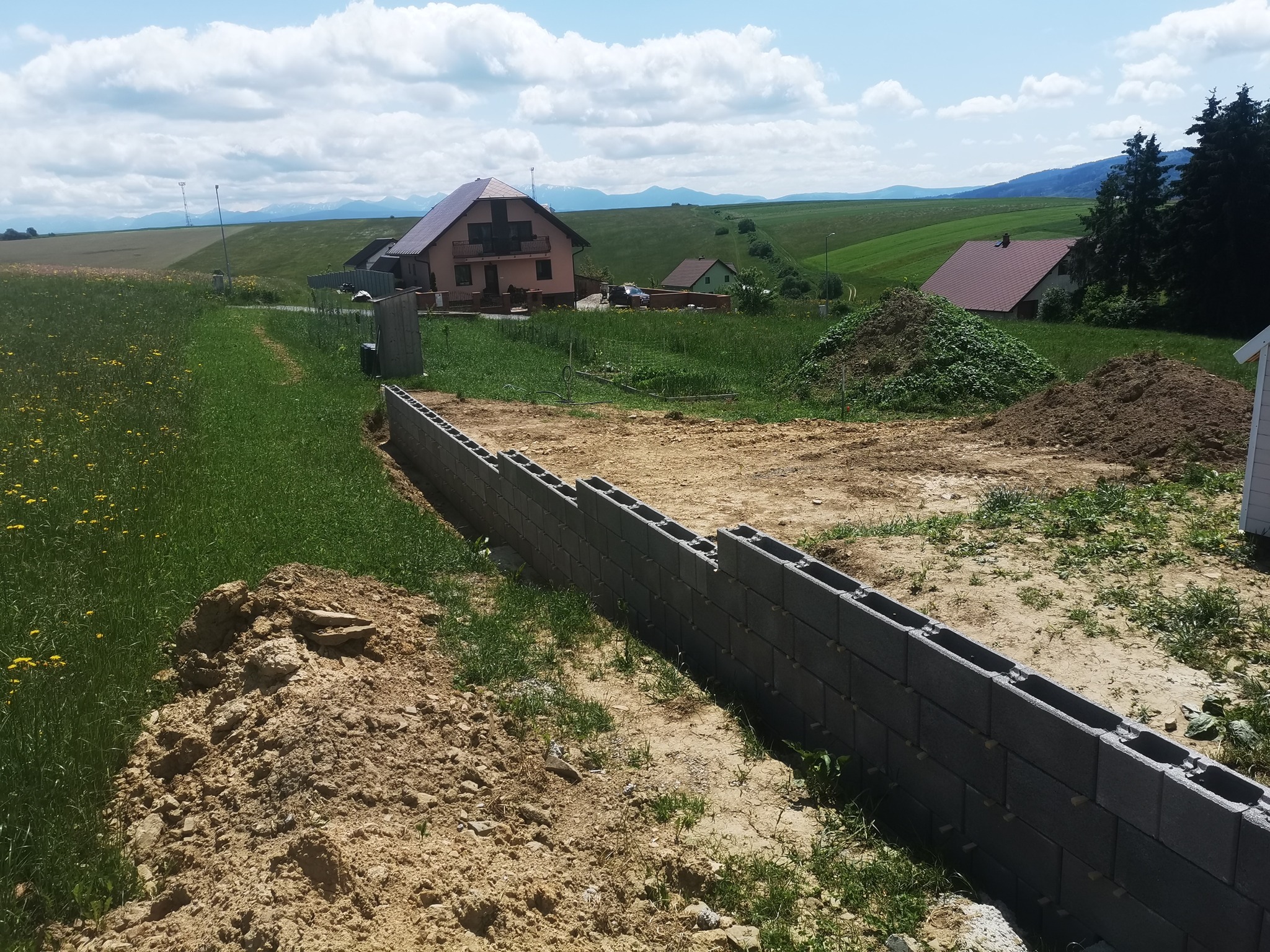 Oplotenie a zámková dlažba