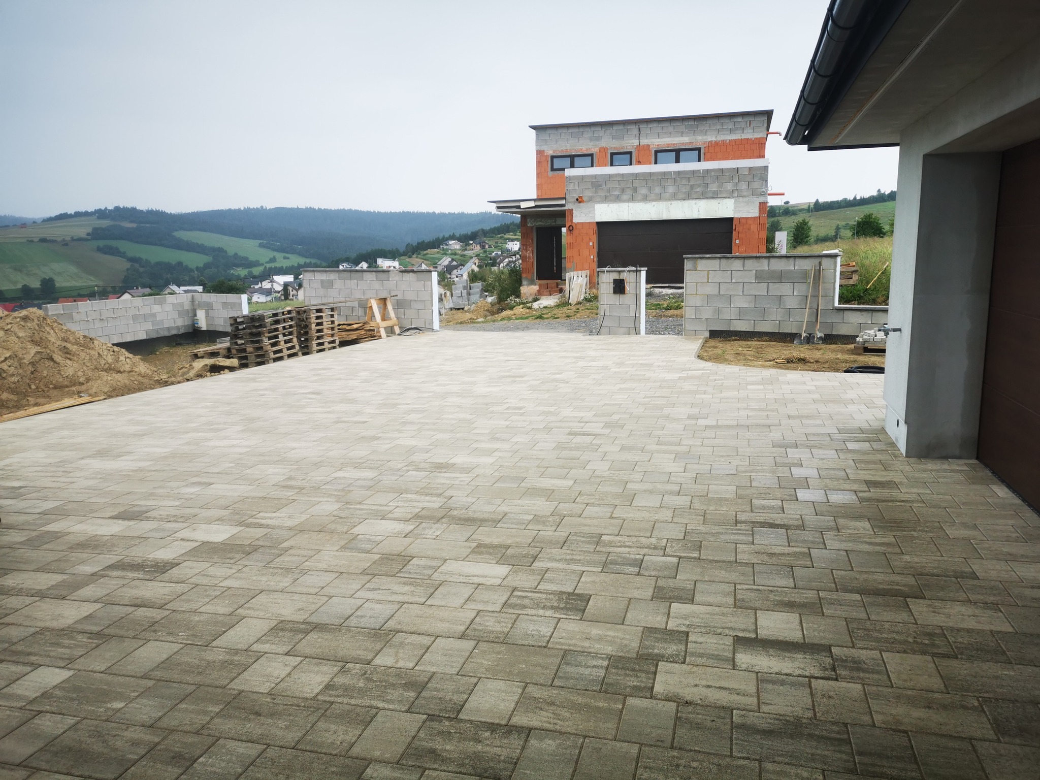 Oplotenie a zámková dlažba