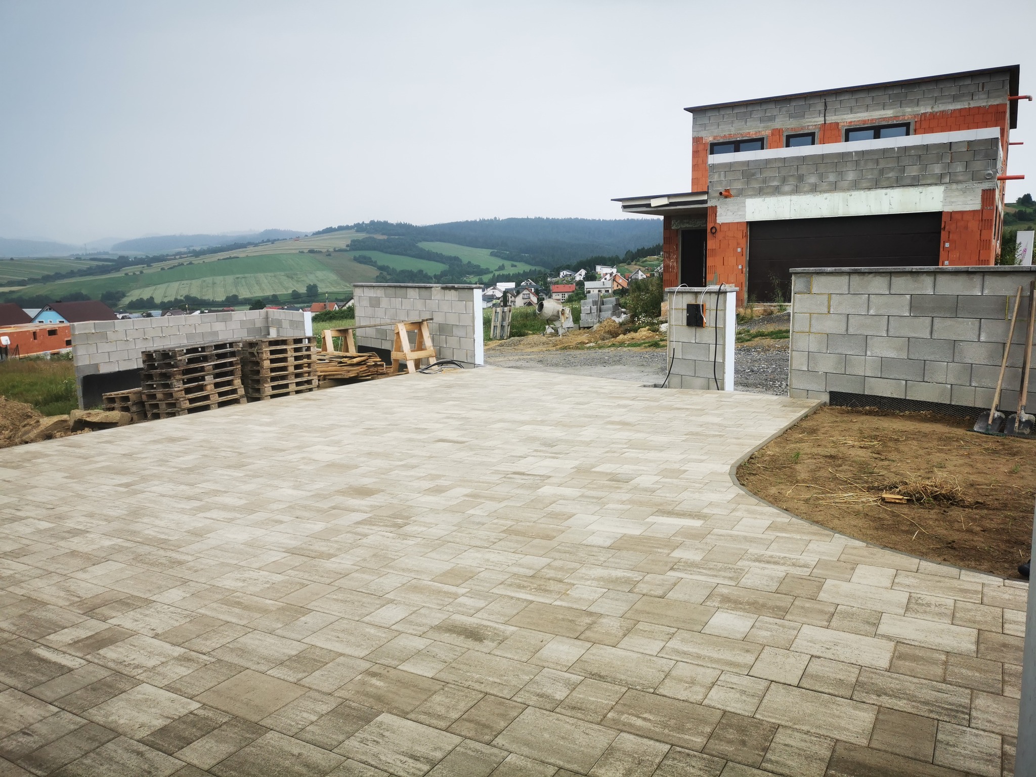 Oplotenie a zámková dlažba