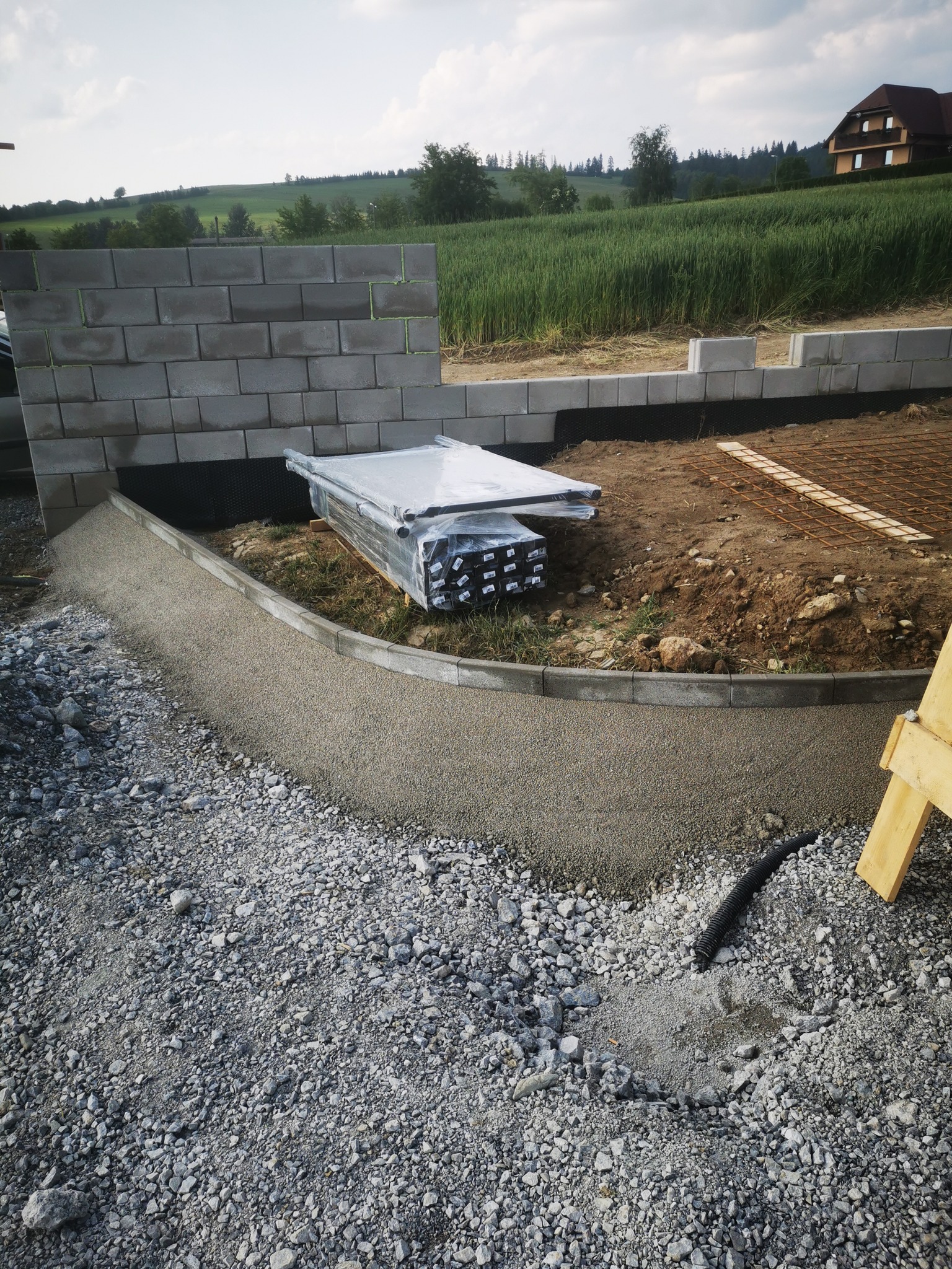 Oplotenie a zámková dlažba