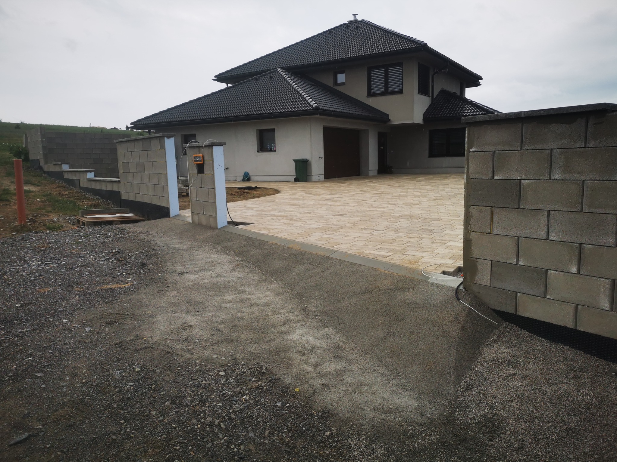 Oplotenie a zámková dlažba