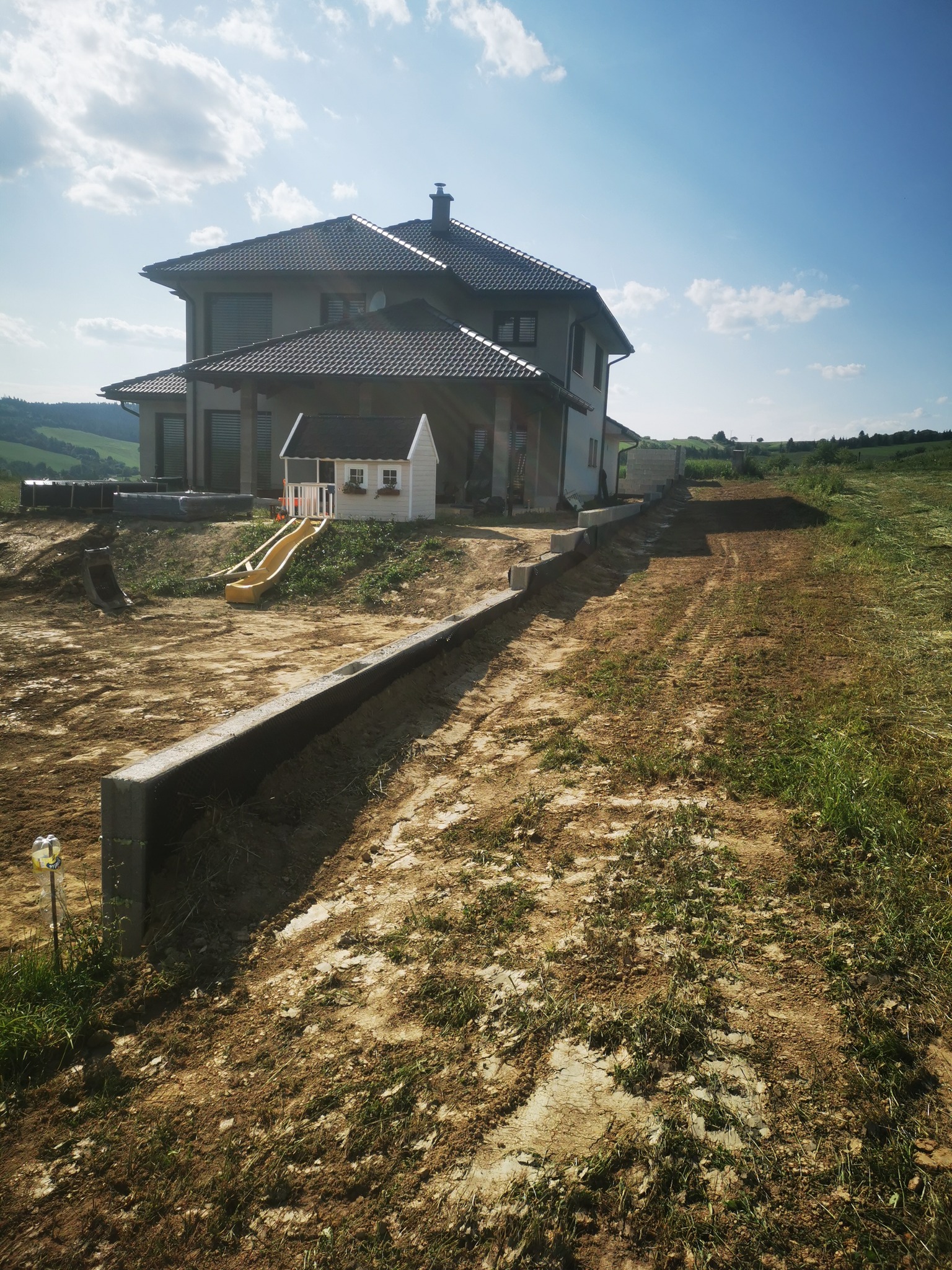 Oplotenie a zámková dlažba