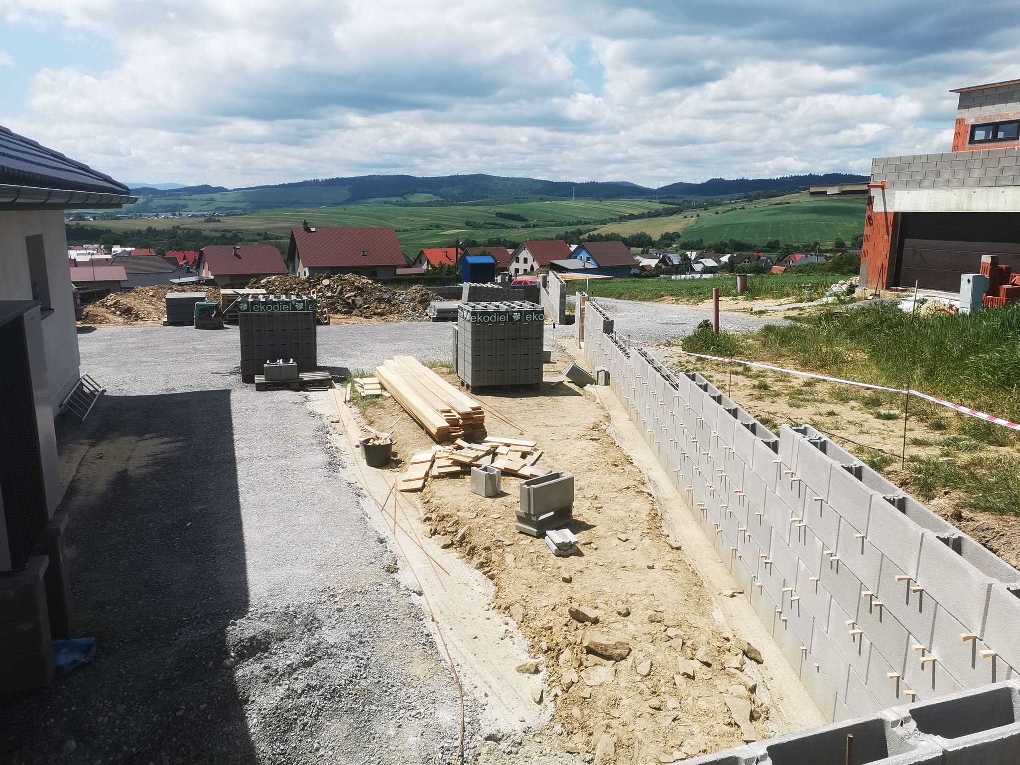 Oplotenie a zámková dlažba